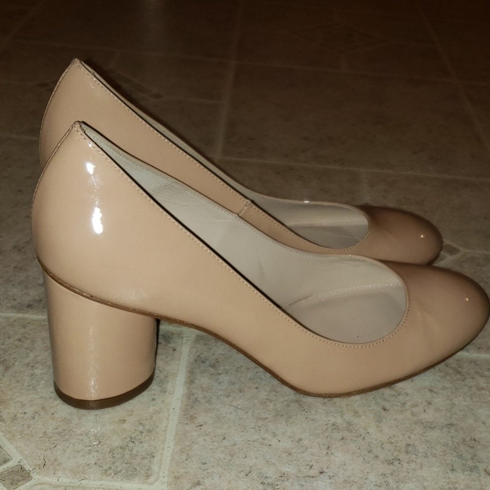 STUART WEITZMAN nude patent leather low heel pumps